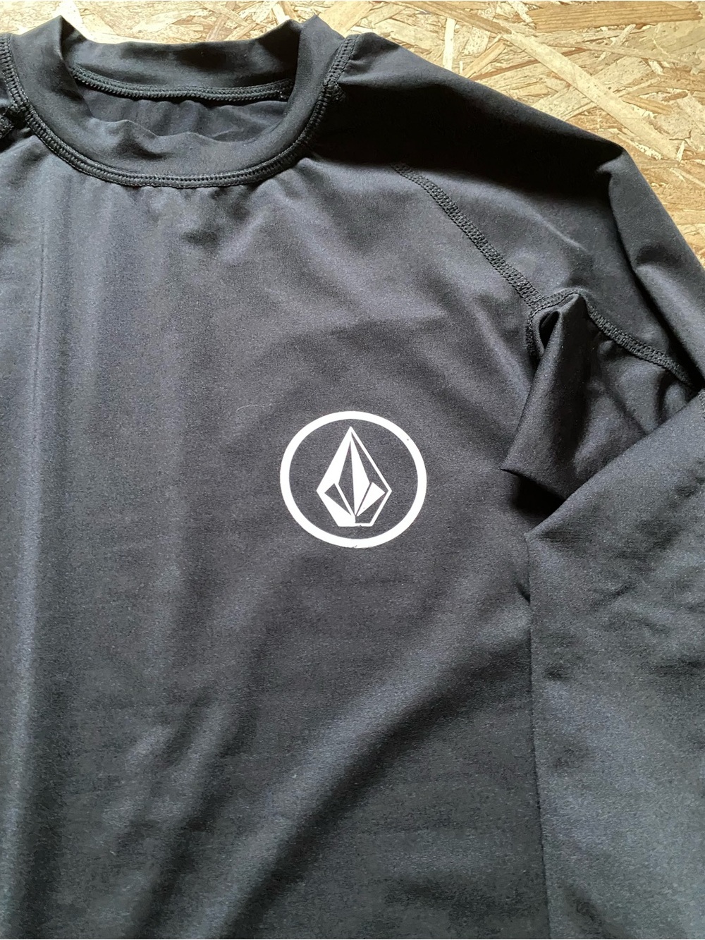 Volcom Black Long-Sleeve Logo Rash Guard - Picture 4 of 9